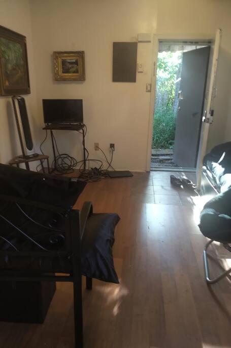 Awesome Cozy 1 Bedroom Coachhouse Toronto Exteriör bild